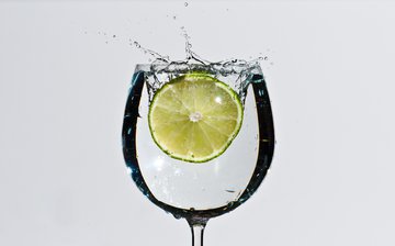 Диетолог Писарева: в воду рекомендуется добавлять куркуму или лимон